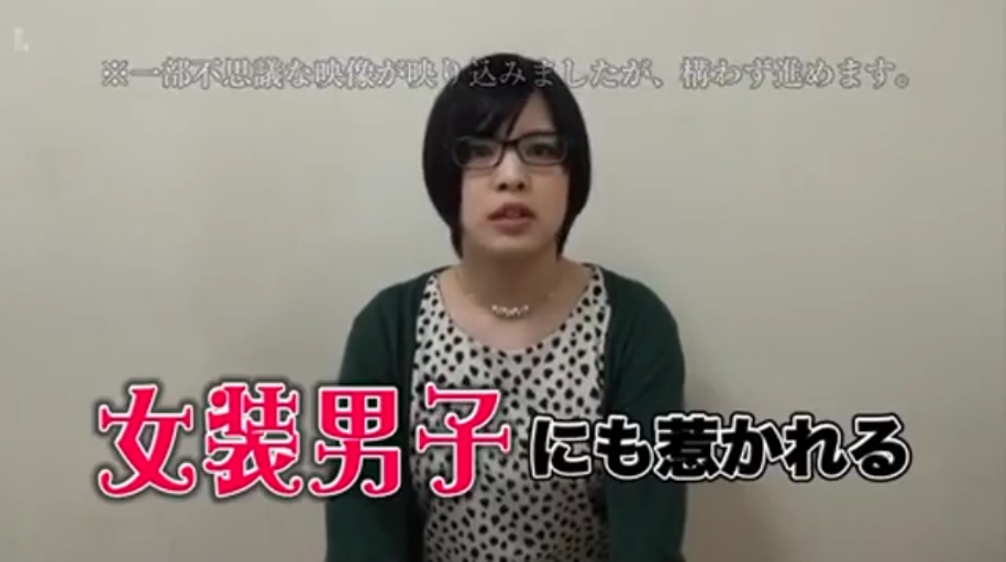 室内 · 严肃 · 上半身 · 正面 · 凝视镜头 · 斑点上衣