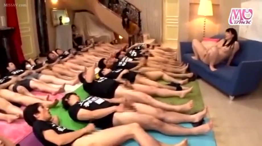 全裸 · 客厅 · 远景 · 多人 · 兴奋 · 躺卧 · 瑜伽垫 · 集体自慰