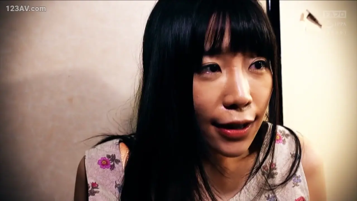 室内 · 白色内裤 · 棕色毛衣 · 面部特写 · 仰头 · 猥琐 · 恋物 · 嗅闻内裤