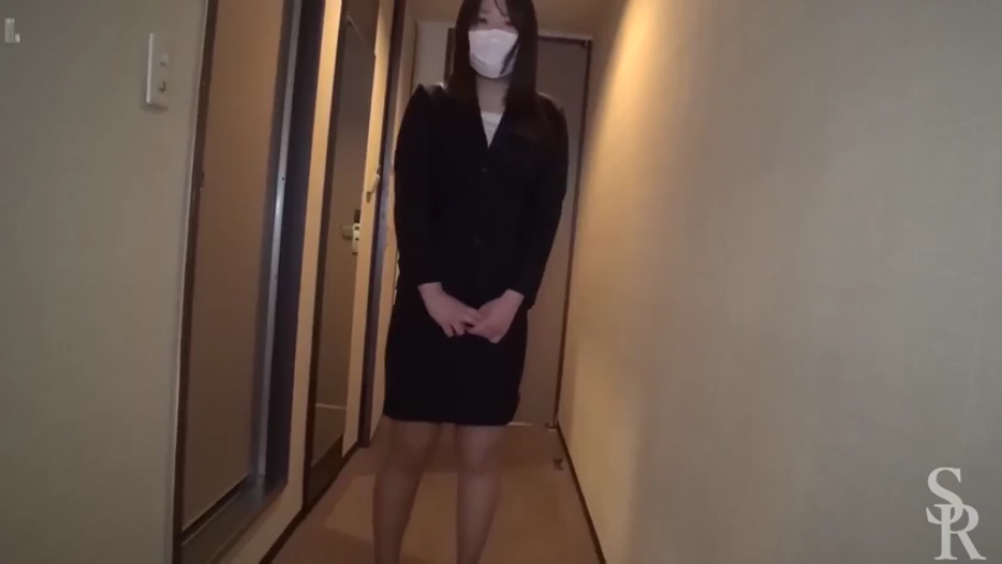 Whole body · Standing Posture · 平静 · Corridor · 口罩 · 黑色职业套装 · 真实系