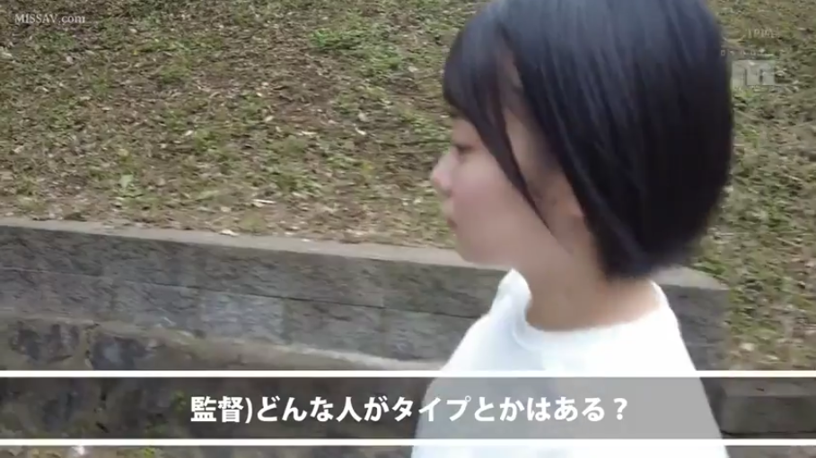 交谈 · 自然 · 白色上衣 · 行走 · 户外 · 短发 · 侧脸