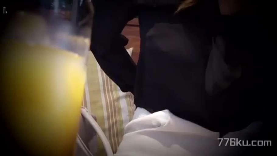 Indoor · Sitting Posture · Trunk · 黑色上衣 · 第一人称 · 坐着 · Beverage cup