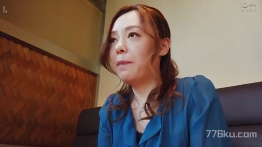 坐姿 · 和室 · 中景 · 针织衫 · 喜悦 · 聚餐 · 碗筷 · 素人风格