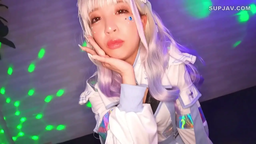 室内 · 忧郁 · 面部特写 · 注视镜头 · 唯美 · 角色扮演服 · 手托脸颊 · 激光投影