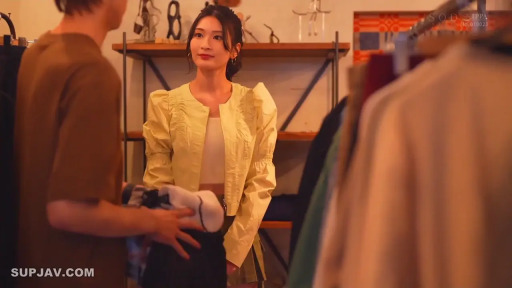 会話 · 站立 · 中景 · 微笑 · 服装店 · 黄色外套 · ハンガー · 剧情情节