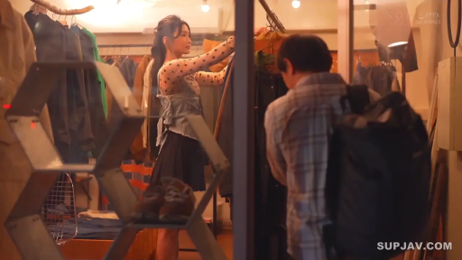 室内 · 中景 · 平静 · 服装店 · ハンガー · 侧身站立 · 衣類を選ぶ · 圆点透视上衣配牛仔马甲