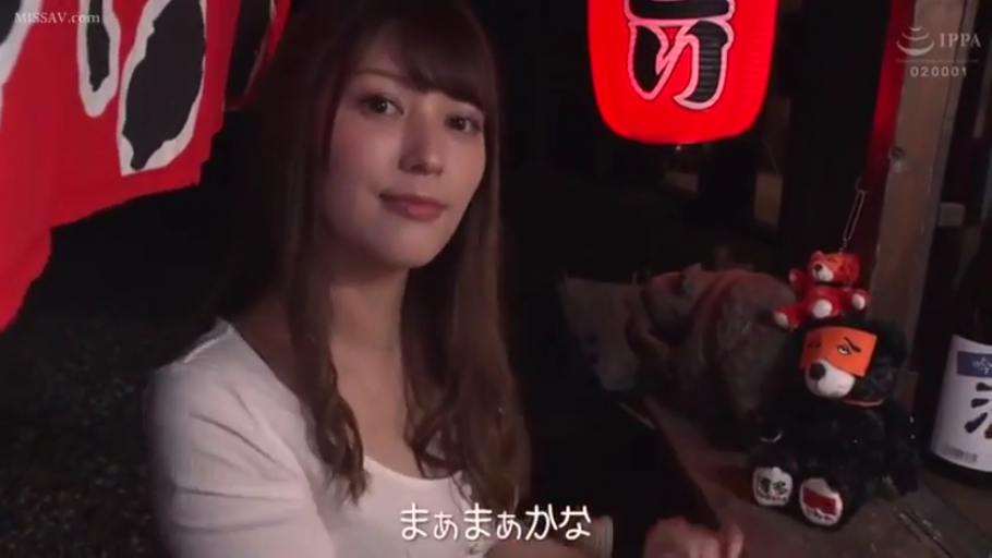 座り姿勢 · 顔部のクローズアップ · 微笑 · 玩偶 · 注視 · 白いTシャツ · 居酒屋 · 日本料理店