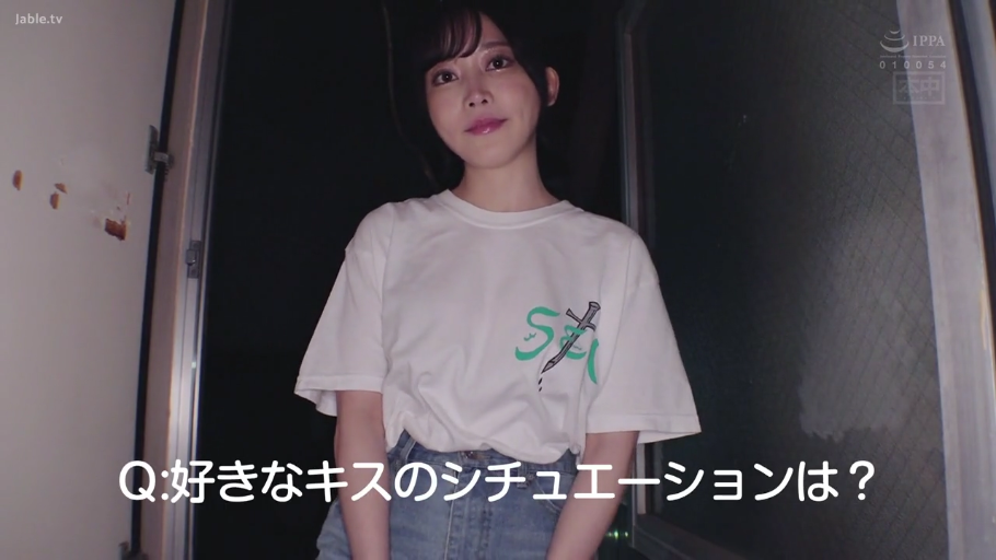 站立 · 臉部特寫 · 特寫 · 俏皮 · 門口 · 白色T恤 · 吐舌頭