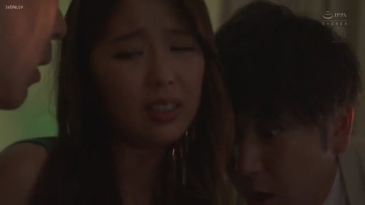 面部特写 · 互动 · 昏暗室内 · 哀愁 · 剧情剧照 · 深色吊带 · 侧身靠拢