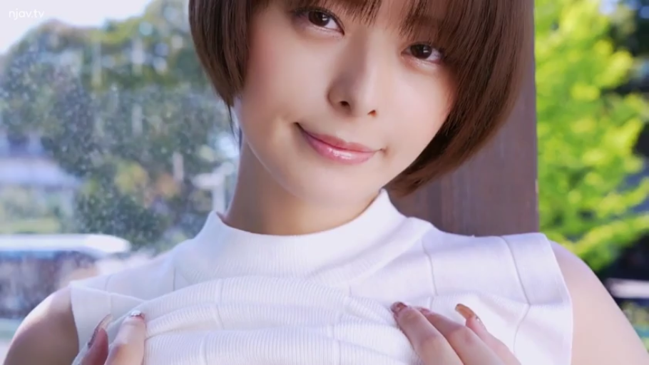 面部特写 · 短发 · 甜美微笑 · 室内窗边 · 白色无袖针织衫 · 拉起上衣 · 正面拍摄