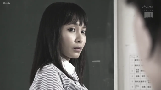 教室 · 脸部特写 · 条纹衬衫 · 凝视 · 黑板 · 冷淡 · 侧身回头 · 黑白