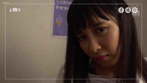 脸部特写 · 房间 · 凝视 · 冷峻 · 俯视位 · 墙上海报 · 白领衬衫 · 监控POV