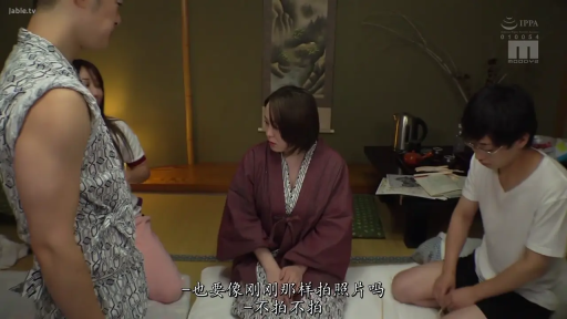 室内 · 坐姿 · 微笑 · 皮质沙发 · 近景 · 注视镜头 · 蓝色格子连衣裙