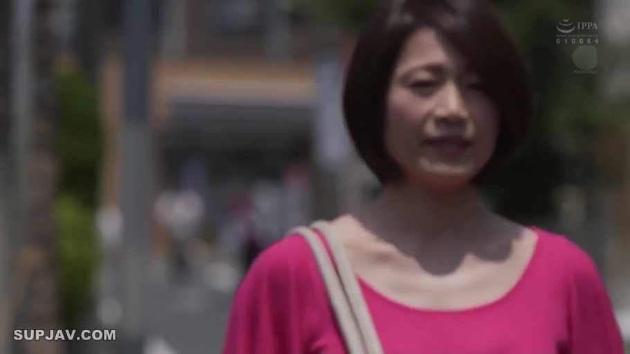 平静 · 半身 · 行走 · 熟女 · 散歩 · 户外街道 · 粉色连衣裙 · 包带