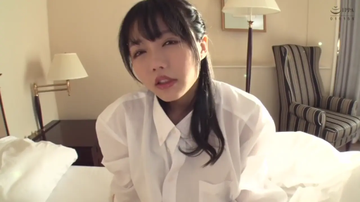 坐姿 · 脸部特写 · 床铺 · 迷离 · 酒店房间 · 白色衬衫 · 对视