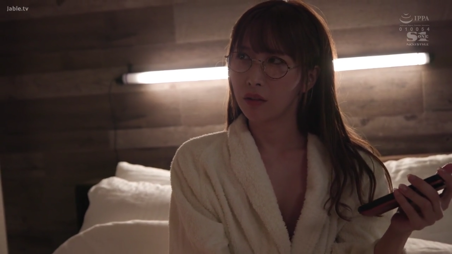 Sitting Posture · Glasses · Bedroom · Half-body · 长发 · 疑惑 · 浴袍 · Take the phone.