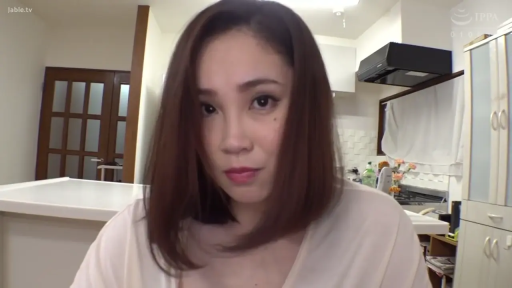 俯身 · 忧郁 · 面部特写 · POV视角 · 厨房 · 凝视镜头 · 浅色V领衫 · 餐具柜