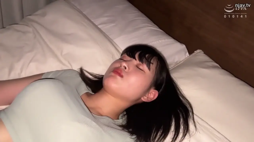 Close your eyes · pillow · 面部特写 · 床上 · Lie flat · sleep · 淡绿色T恤