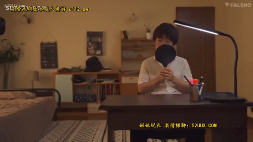 坐姿 · 卧室 · 中景 · 白色短袖衬衫