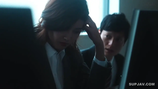 Sitting Posture · Serious · 办公室 · Computer monitor · 办公 · 上半身特写 · 商务西装 · 职场环境