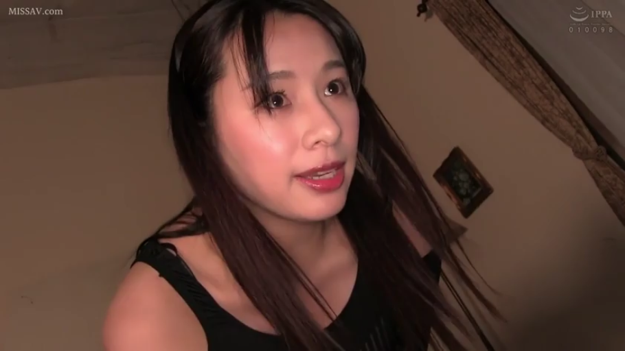 室内 · 俯身 · 面部特写 · 注视 · 长发 · 惊讶 · 黑色背心