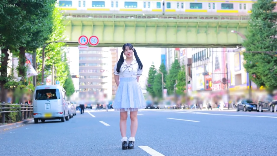 全身 · 摆拍 · 微笑 · 水手服 · 双马尾 · 户外街道 · 正面站立