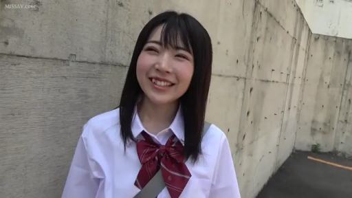 校服 · 站姿 · 微笑 · 面部特写 · 室外 · 开心 · 街拍 · 书包带