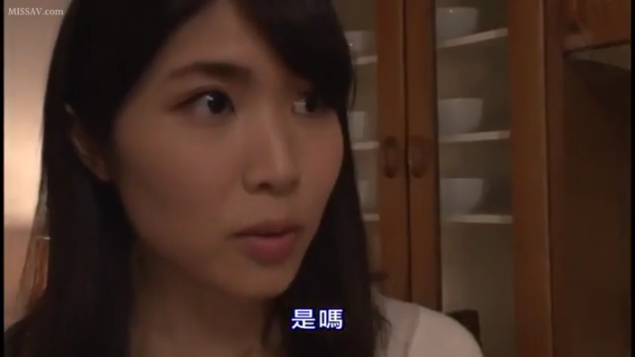 室内 · 顔部のクローズアップ · 白い上着 · 交流 · 长发 · 横に頭を傾ける · 疑惑 · 碗柜