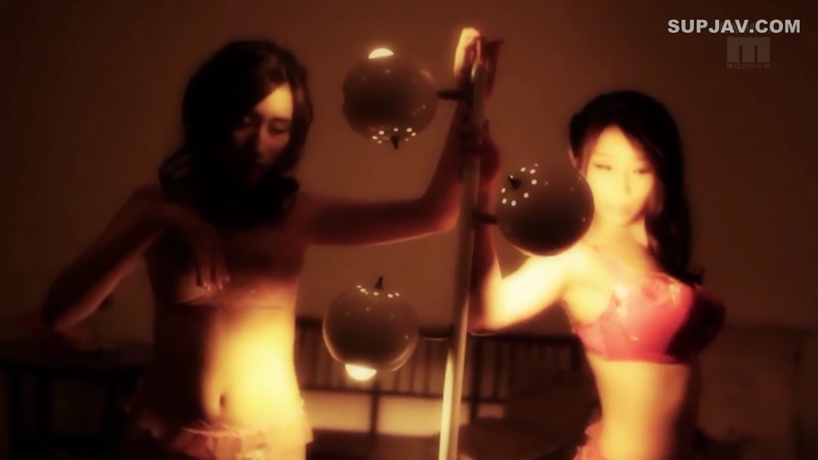 室内 · 迷離 · 中景 · 站姿 · 摆拍 · 内衣 · 二人 · ランプホルダー