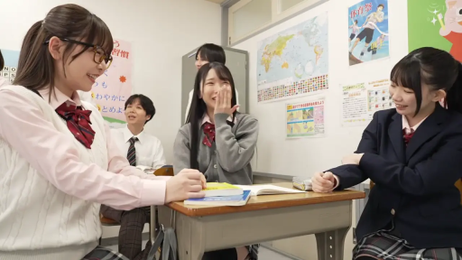 坐姿 · 交谈 · 校服 · 教室 · 中景 · 愉快 · 多人场景 · 课本