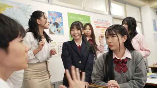 会話 · 制服 · 教室 · 站立 · 中景 · 微笑 · 多人 · 海报