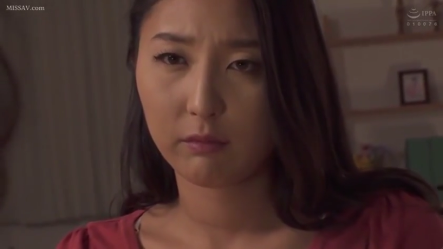 室内 · 严肃 · 脸部 · 凝视 · 正面 · 红色上衣 · 背景货架 · 熟女特写