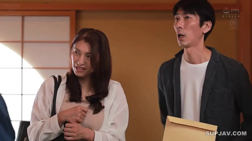 室内 · 站立 · 中景 · 休闲装 · 对话 · 剧情 · 惊讶 · 信封