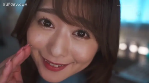 室內 · 臉部特寫 · 注视镜头 · 亚洲女性 · 靠近鏡頭 · 甜美微笑 · 蓝色上衣