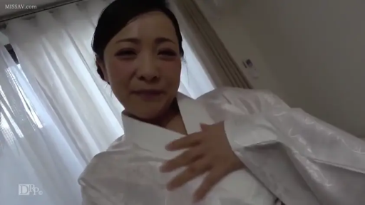 室内 · 座り姿勢 · 顔部のクローズアップ · 微笑 · カメラに向かって · 熟女 · 白色和服