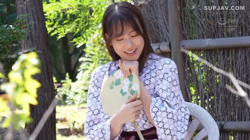 Sitting Posture · Smile · 上半身 · Japanese style · 浴衣 · 庭院 · 团扇 · 持扇