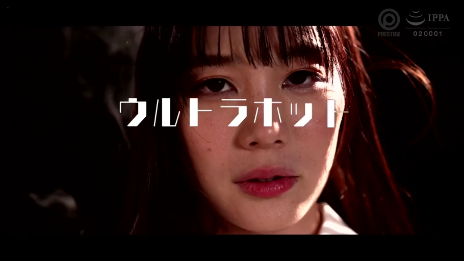 字幕 · 自然 · 白色衬衫 · 面部特写 · 注视 · 摄影棚 · 正面