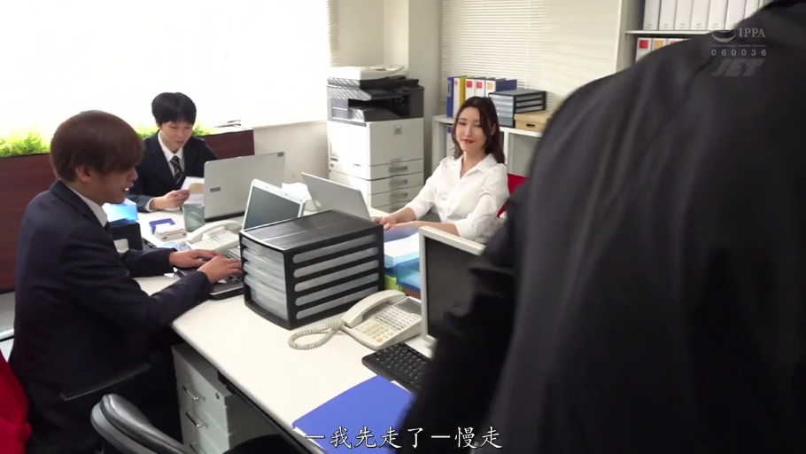 坐姿 · 办公室 · OL装 · 全景 · 电脑 · 微笑 · 剧情 · 办公