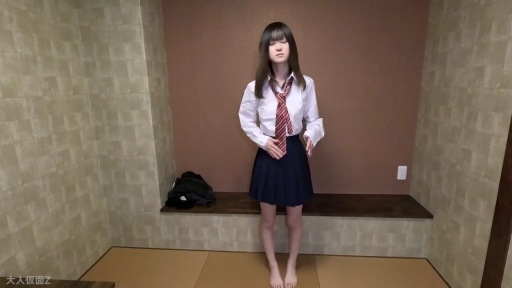 全景 · 房間 · 行走 · JK制服 · 平淡 · 杂物 · 赤脚 · 迈步