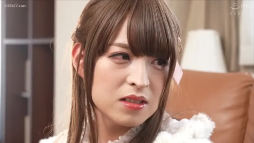 室内 · 脸部特写 · 无奈 · 白色蕾丝花边上衣