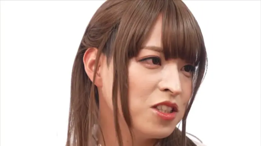 室内 · 脸部特写 · 白色上衣 · 注视 · 嫌弃 · 微侧头 · 女性人像