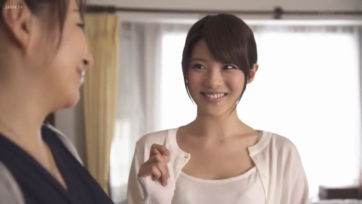 站立 · 中景 · 温柔微笑 · 居家感 · 与人交谈 · 室内居家环境 · 白色开衫搭配白色背心