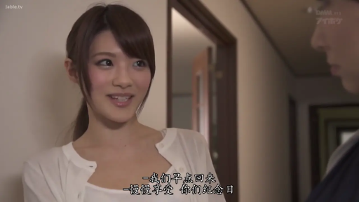 Conversation · Stand · Smile · 面部特写 · Chinese subtitles · White cardigan · 室内走廊