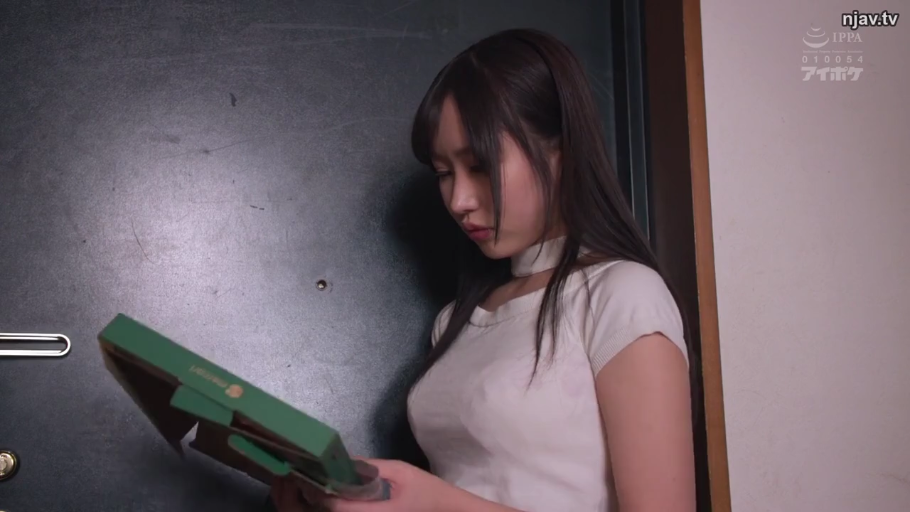 室内 · 严肃 · 站立 · 长发 · 侧脸 · 披萨盒 · 白色短袖上衣 · 低头看物