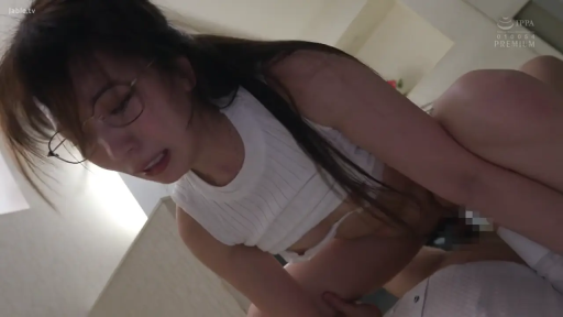 室內 · 騎乘位 · 眼鏡 · 马赛克 · 迷離 · 性行为 · 面部特寫 · 白色背心