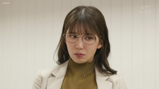 严肃 · 眼镜 · 办公室 · 面部特写 · 凝视 · OL · 正面 · 西装外套