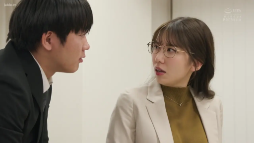 严肃 · 眼镜 · 高领衫 · 办公室 · 半身特写 · 双人 · 凝望 · 侧立