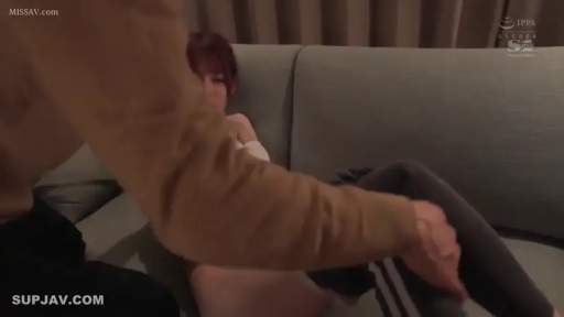 室内 · 陶醉 · 沙发 · 腿部 · 制服 · 抚摸 · 躺卧 · 成人