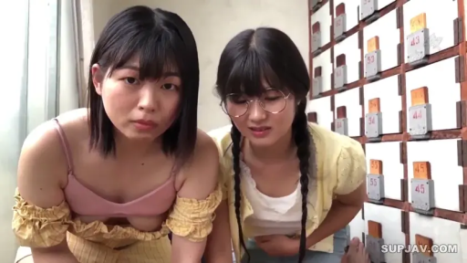 真剣 · 身をかがめる · メガネ · 中景 · 注視 · 更衣室 · 露下乳 · 黄色露肩装