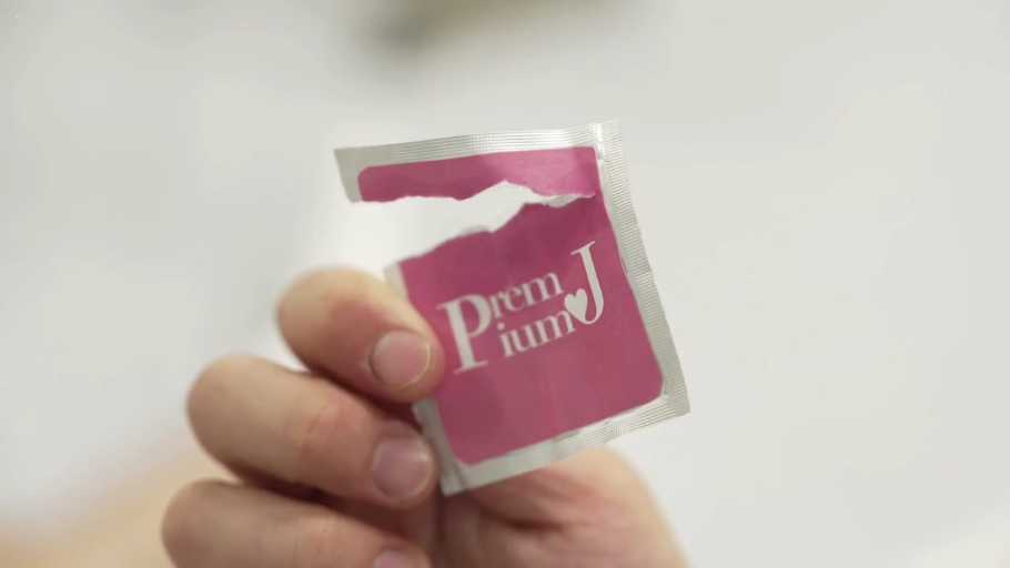 室内 · 避孕套特写 · 安全套包装 · 手持 · 成人用品 · 撕开包装